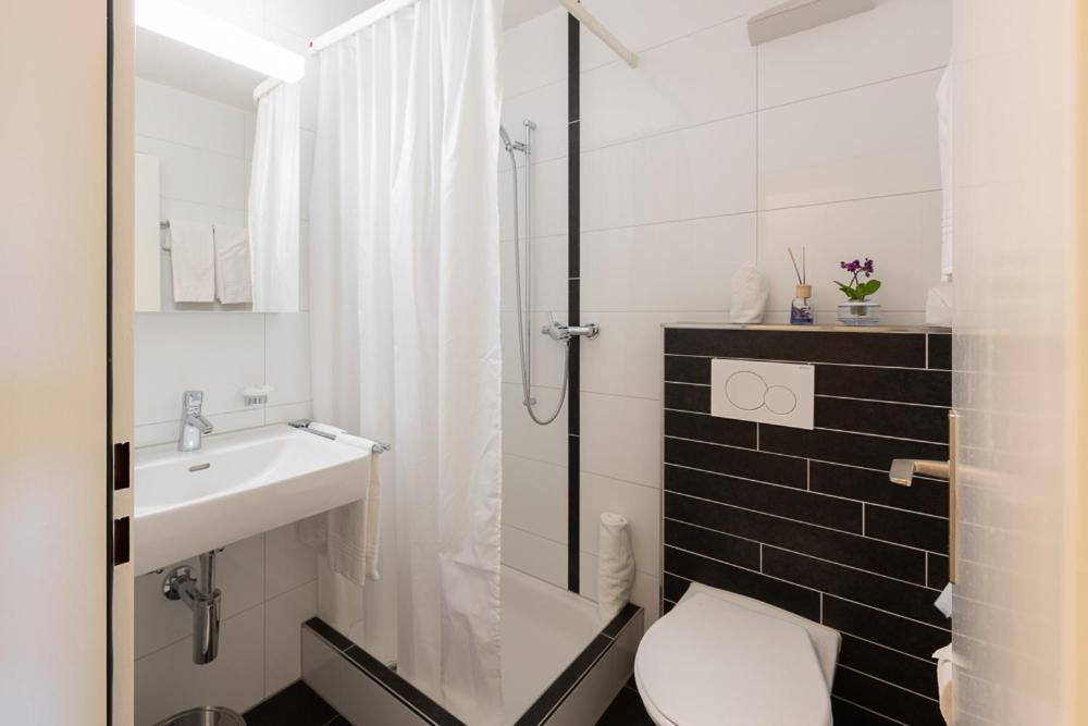 Noah Hotel Ruti  Buitenkant foto